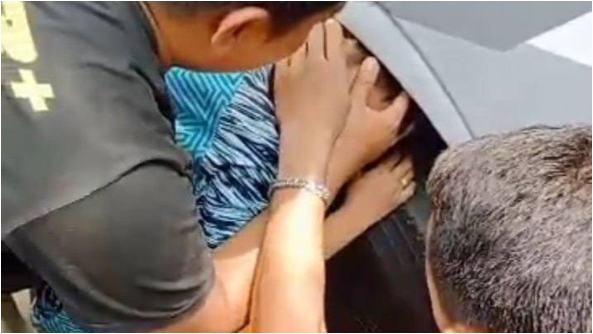 Seorang bocah panik saat kepalanya tersangkut di kolong ban mobil.