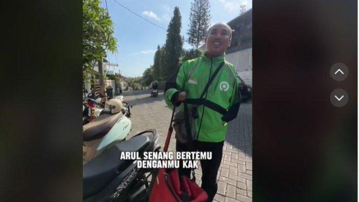 Seorang driver ojek online (ojol) difabel, Arul membuat bule bernama Elias menangis