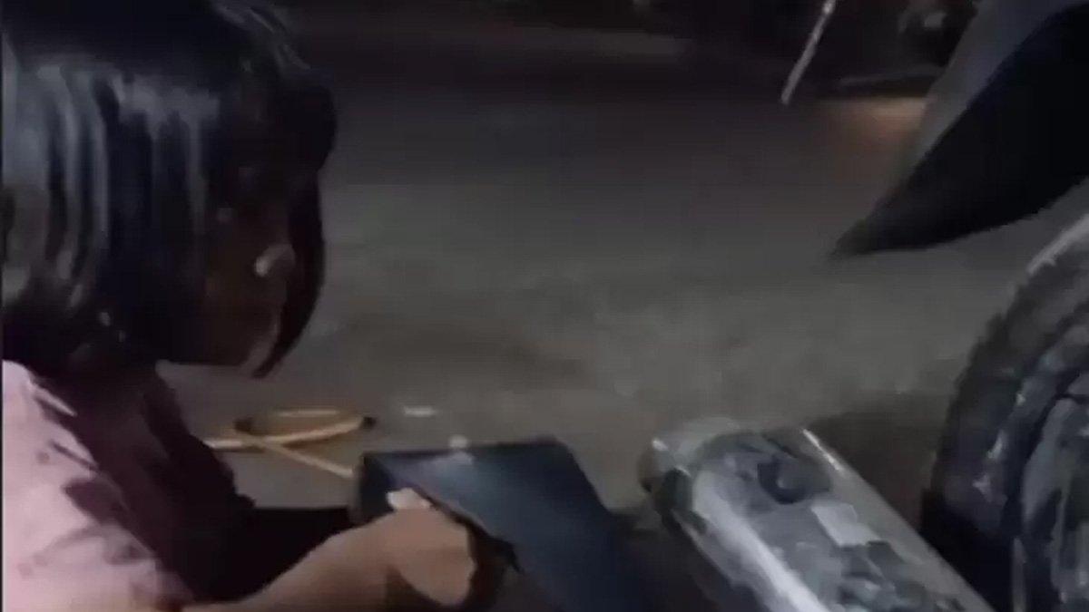 Seorang gadis cilik mengais rezeki menjadi tukang tambal ban
