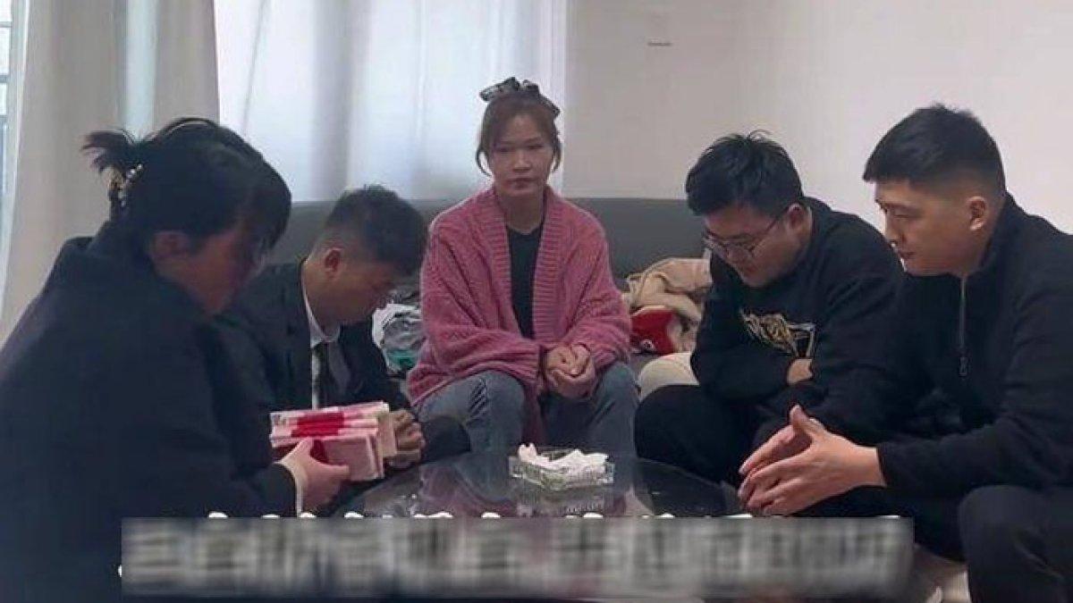 Seorang gadis membuat keputusan yang mengejutkan, ia ingin membatalkan rencana pernikahannya, kembalikan mahar Rp 444 juta