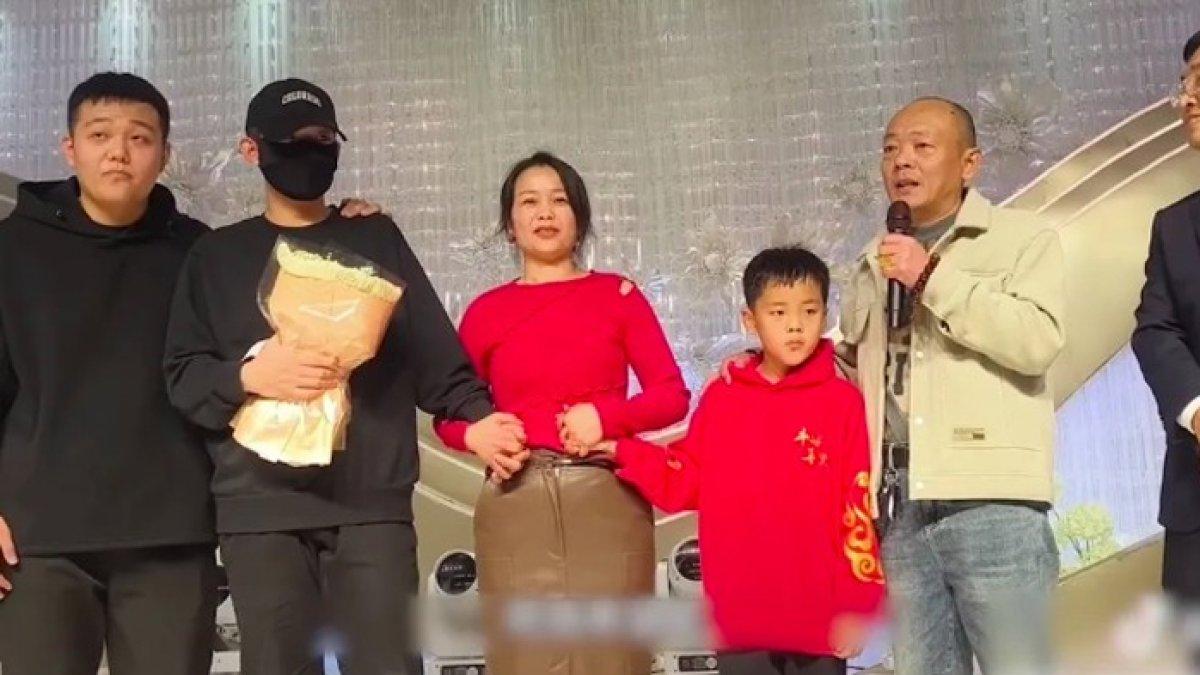 Seorang ibu begitu bahagia setelah bertemu dengan anaknya yang hilang selama 17 tah