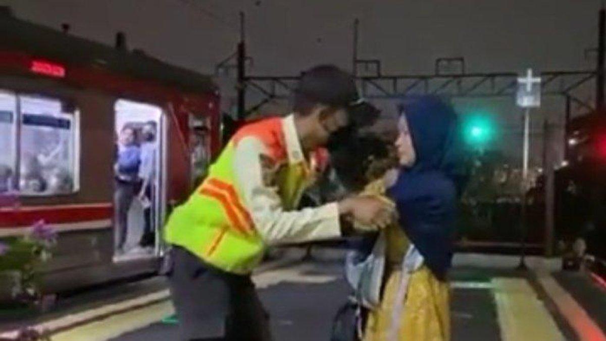 Seorang ibu diduga hendak membuang bayi ke sebuah perlintasan rel kereta Commuter Line Pasar Minggu