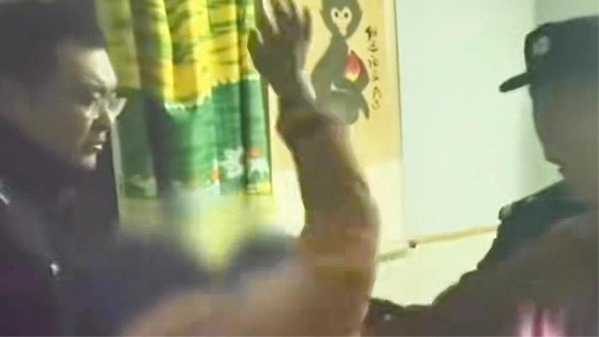 Seorang ibu menampar putranya karena kedapatan mengintip wanita di toilet.