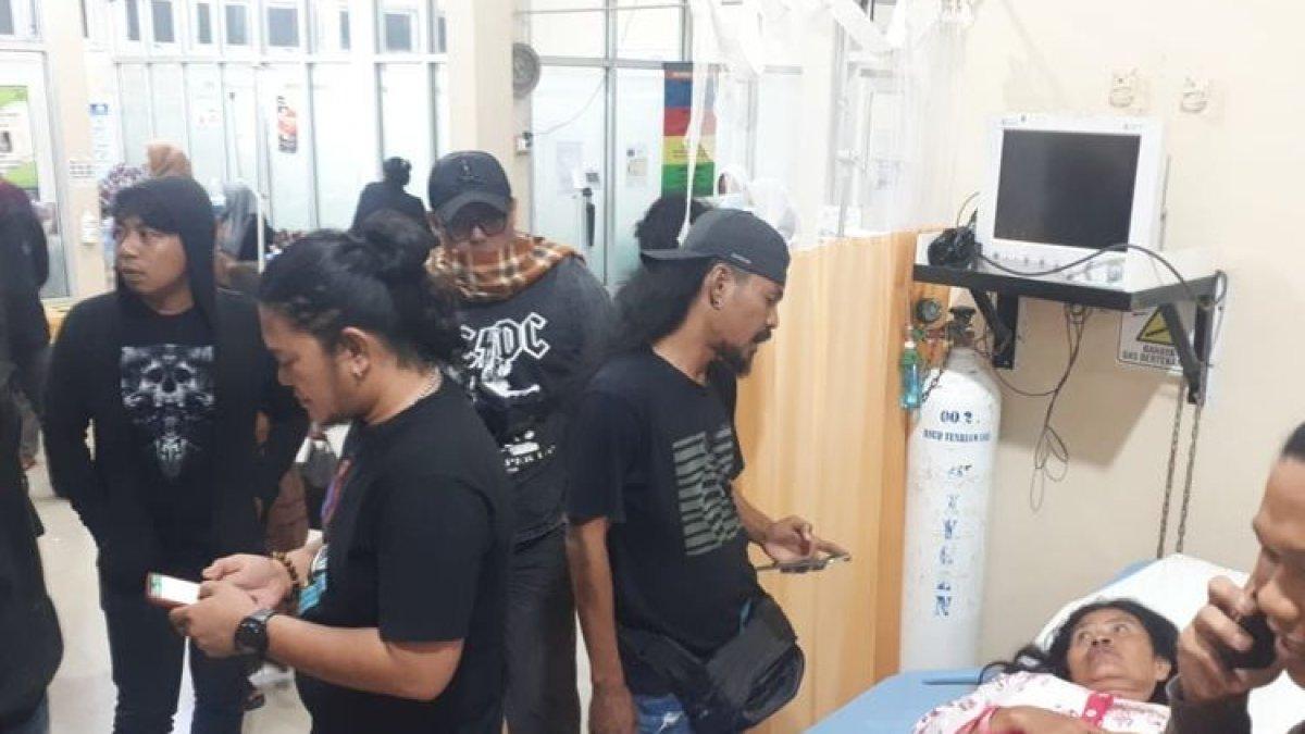Seorang ibu rumah tangga (IRT) di Kabupaten Bone, Sulawesi Selatan sedang mendapatkan perawatan medis di rumah sakit usai menjadi korban penikaman. Selasa, (29/8/2023).