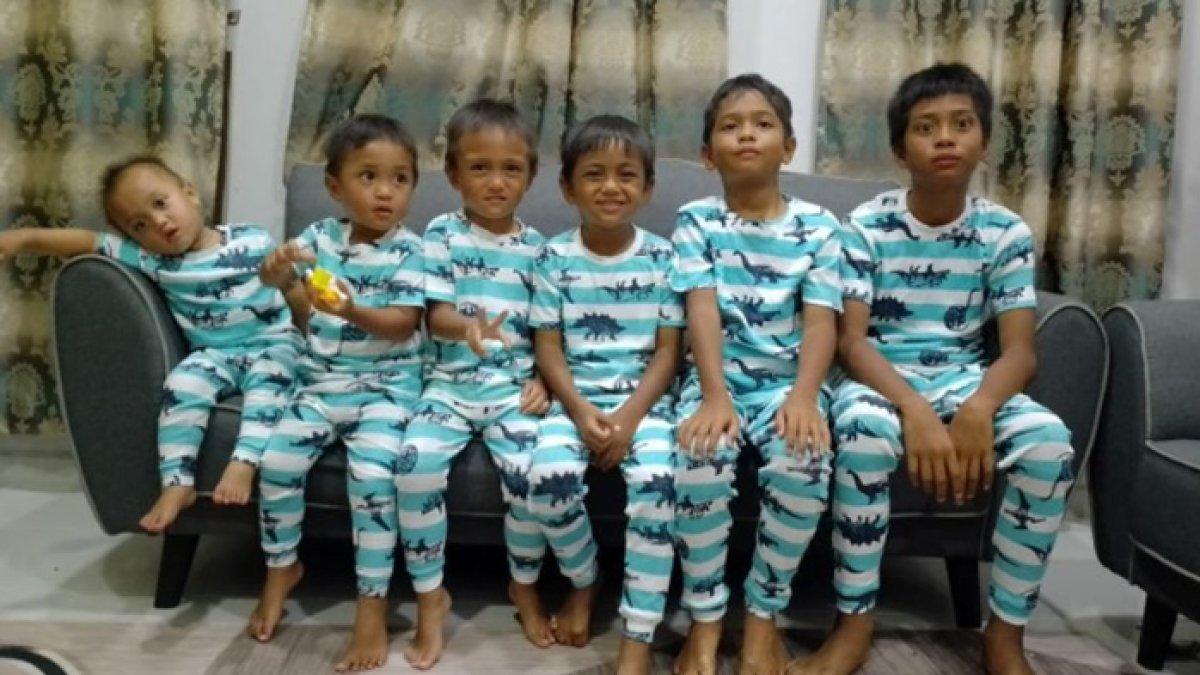 Seorang ibu selalu memakaikan baju yang seragam untuk keenam anak laki-lakinya