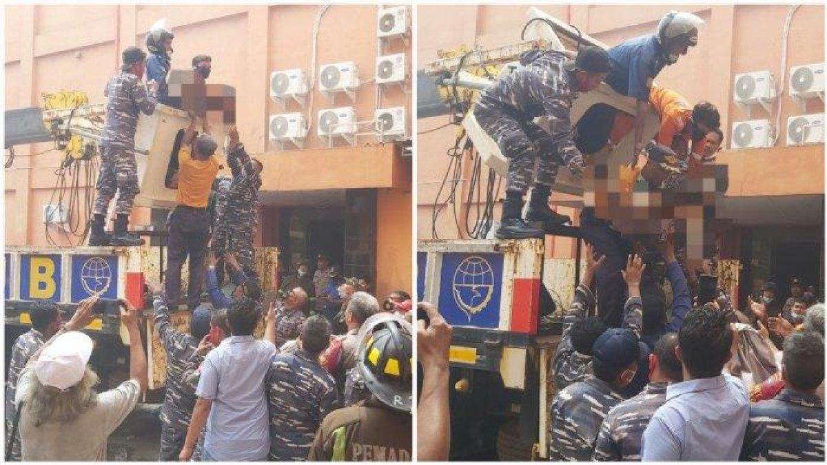 Seorang korban kebakaran tempa karaoke di Kota Tegal dievakuasi, Senin (15/1/2024). Beberapa orang termasuk pemandu lagu terjebak di dalam bangunan tempat karaoke Orange yang terbakar.