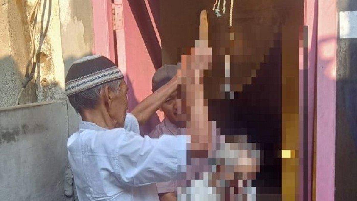 Seorang lansia ditemukan tewas gantung diri di kediamannya wilayah Cipayung, Kota Depok.