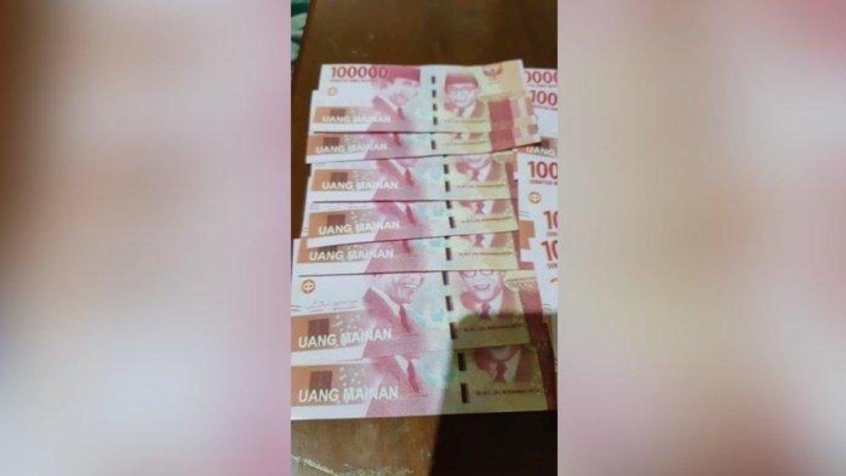 Seorang nasabah bank, warga Banjarmnsin, mendapati uang mainan yang keluar dari dalam ATM.