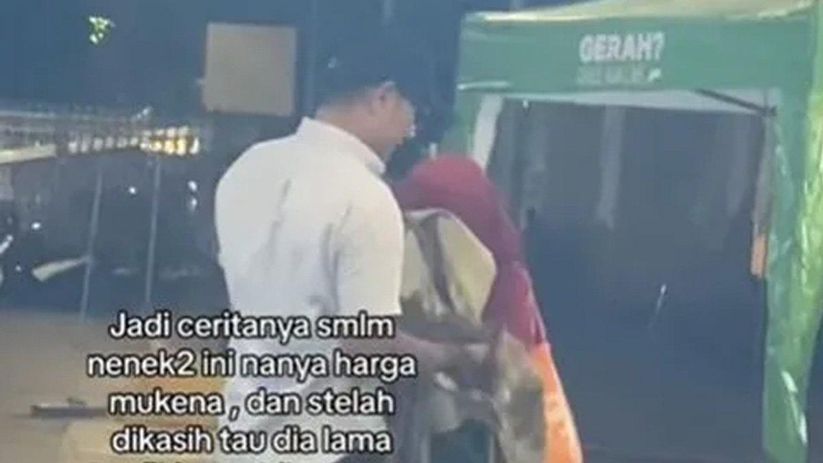 Kisah penjual mendadak dagangan laris usai memberi seorang nenek mukena gratis.