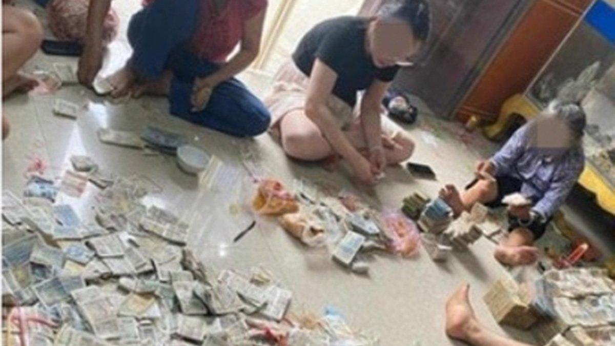 Seorang pengemis dibantu anak dan cucunya hitung uang hasil mengemis.
