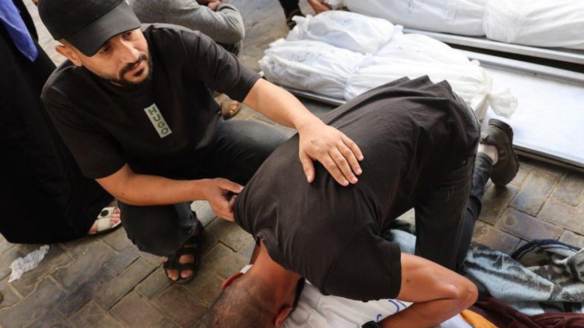 Seorang pria Palestina meratapi jenazah yang tewas akibat serangan Israel di Rafah, Jalur Gaza selatan, Selasa (7/11/2023), dalam lanjutan perang Hamas vs Israel terbaru.