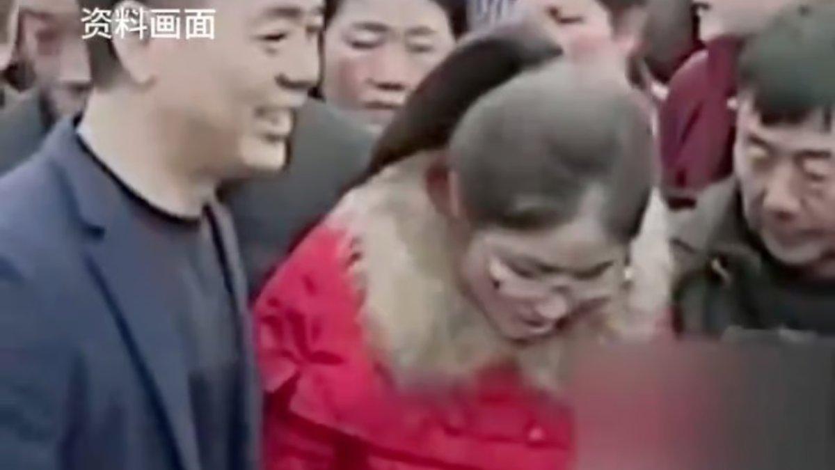 Seorang pria di China bagi-bagi uang untuk tetangganya di kampung.