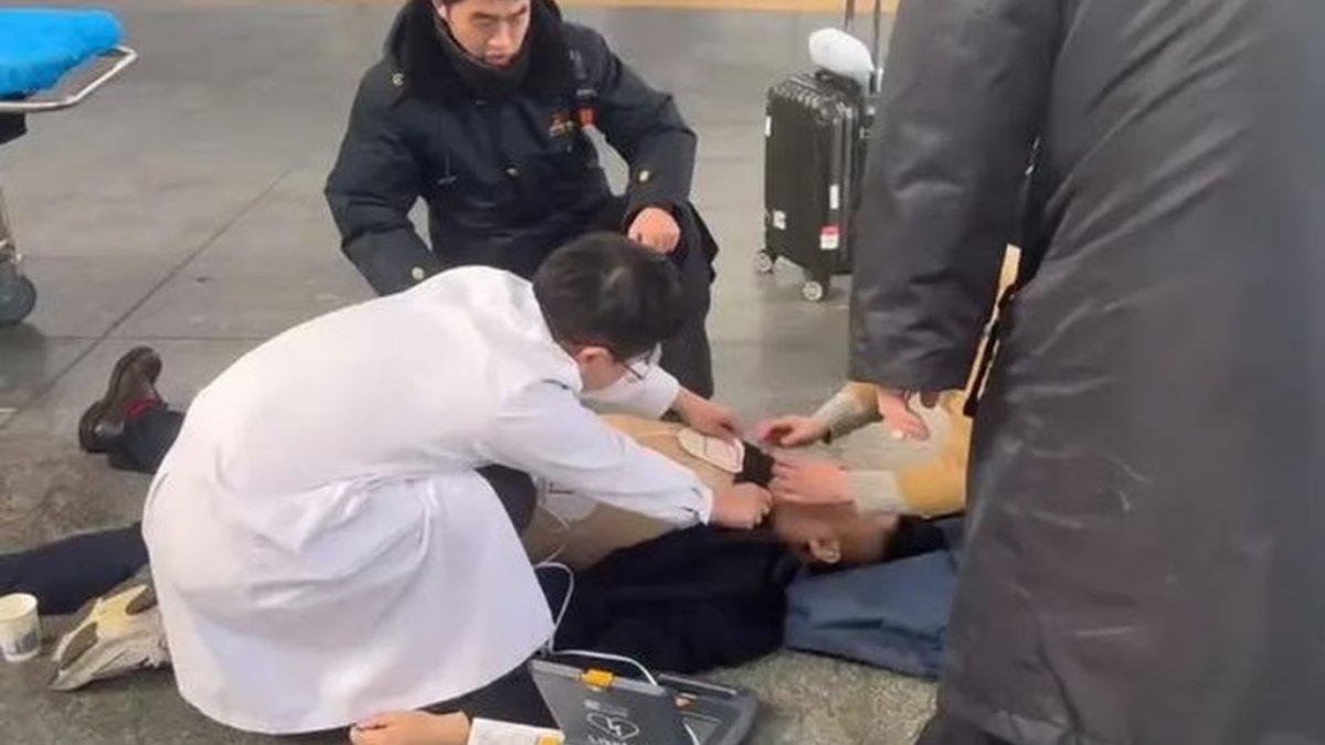 Seorang pria di China pingsan akibat serangan jantung di stasiun kereta api, setelah sadar ingin segera bekerja