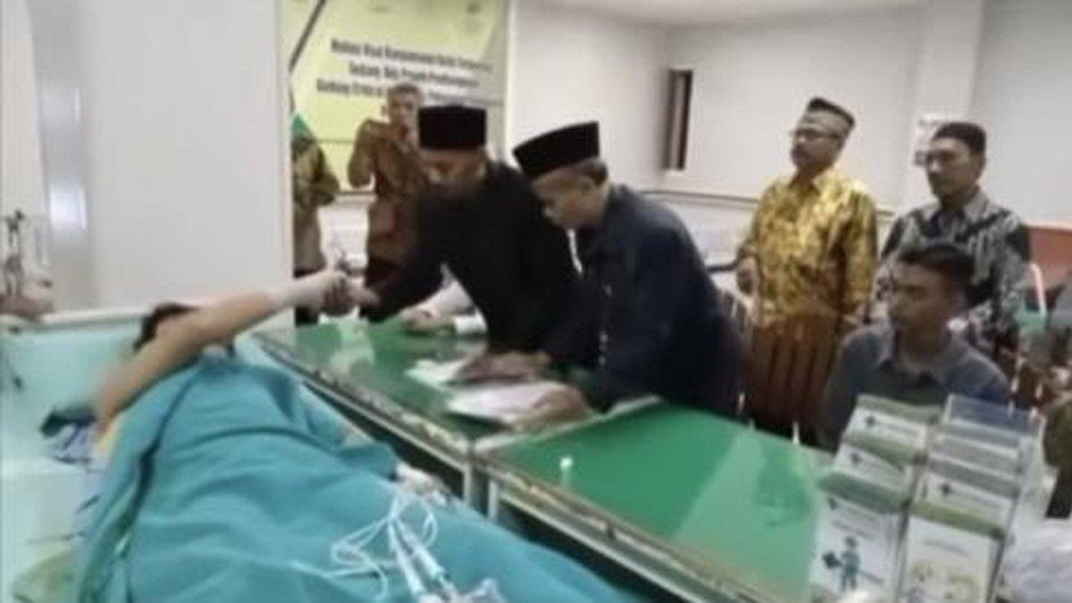 Seorang pria melakukan ijab kabul di rumah sakit.