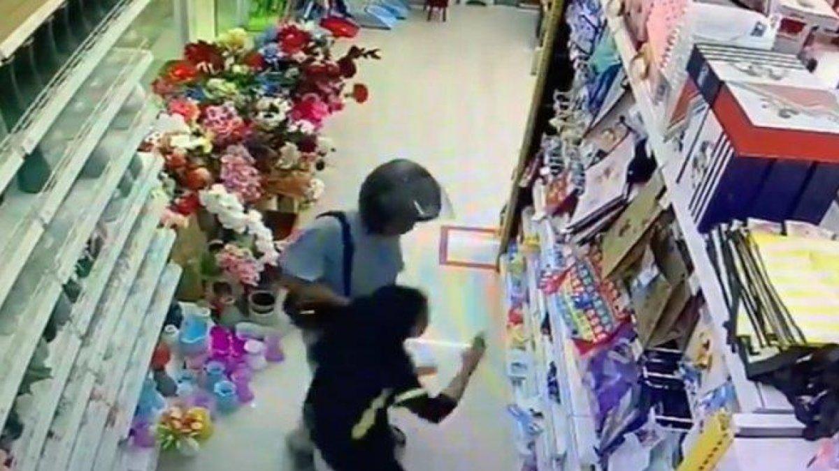 Seorang pria menganiaya pacarnya di tempat kerjanya.
