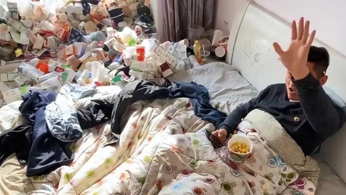 Seorang pria nyaman hidup sendiri meski tidur bersama sampah