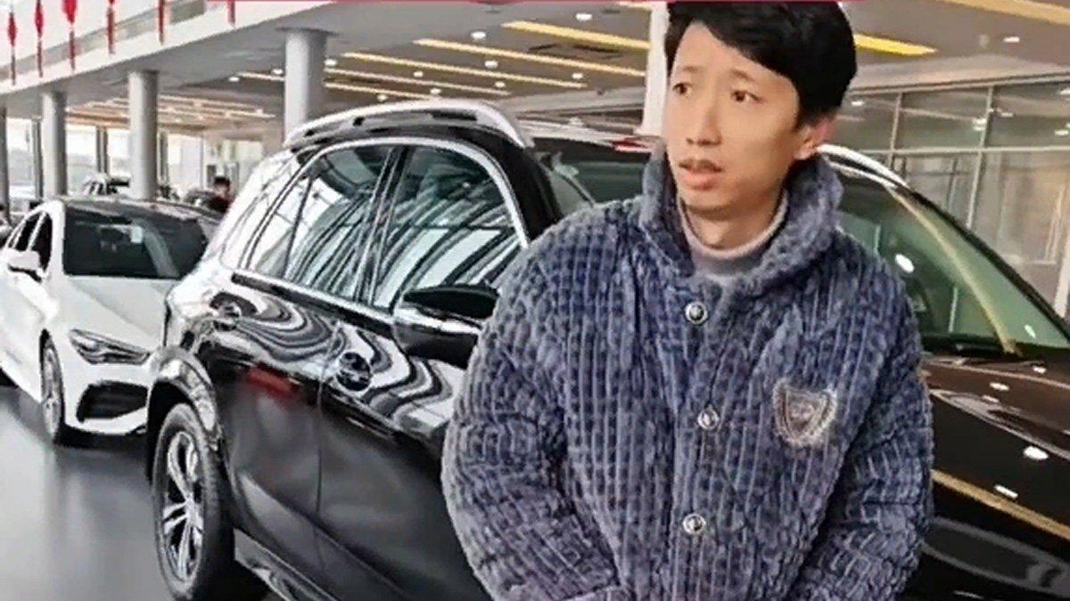 Seorang pria pergi ke showroom mobil, kecewa tidak dilayani.