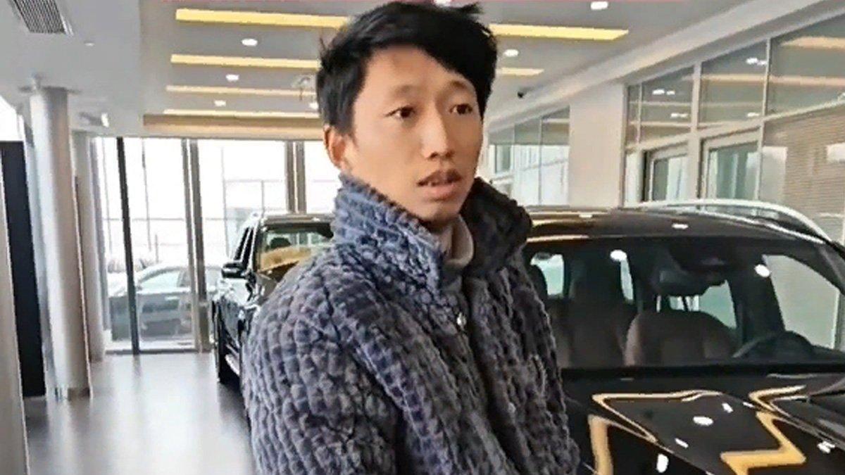 Seorang pria pergi ke showroom mobil tapi tidak dilayani.