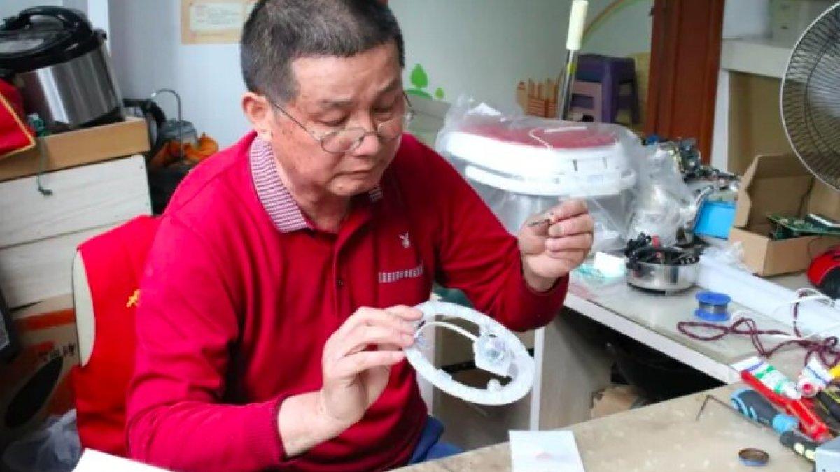 Seorang pria tua asal Cina mendapatkan pujian karena jasanya, suka rela memperbaiki alat elektronik milik tetangganya.