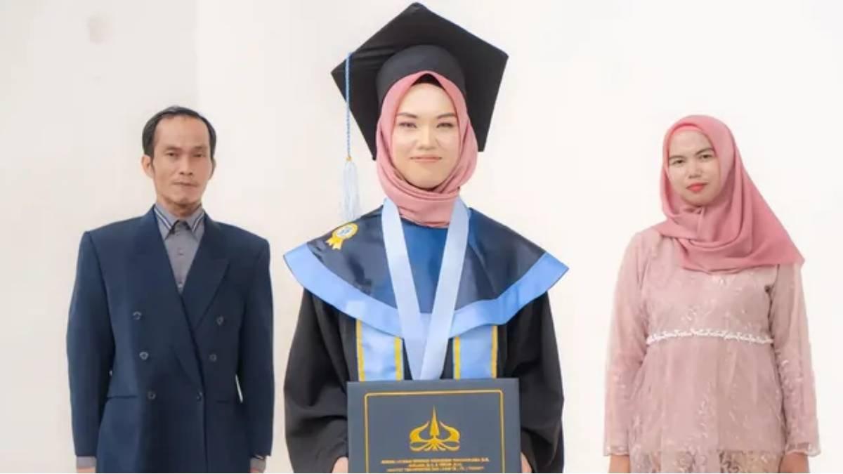 Seorang wanita anak dari pengepul barang bekas berhasil jadi sarjana.