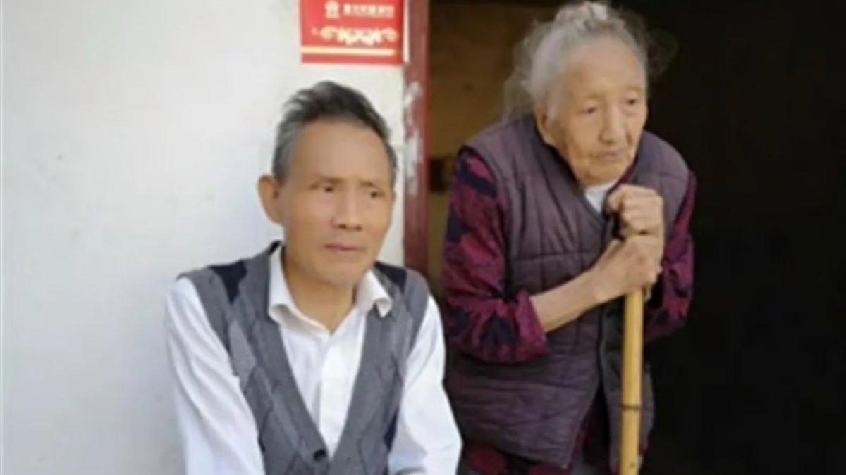 KESETIAAN NENEK USIA 103 TAHUN - Seorang wanita berusia 103 tahun di China, Du Huzhen, telah meninggal dunia setelah 80 tahun menantikan kepulangan suaminya yang tak kunjung kembali.