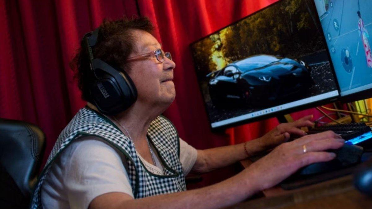 Seorang wanita lanjut usia memiliki hobi tak biasa di hari tuanya, ia gemar main game di komputer sepanjang hari