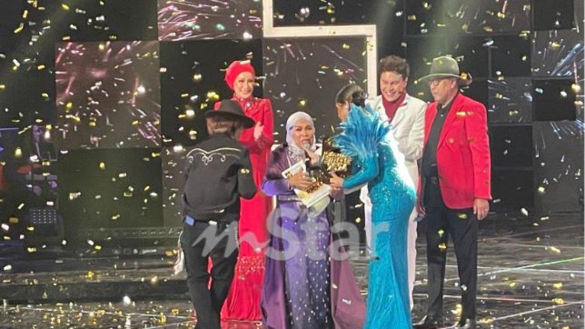 Seorang wanita menjadi juara dalam acara ajang pencarian bakat di Malaysia langsung menggunakan uang tersebut untuk membayar utang dan berangkat umrah