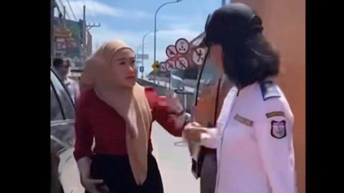 Seorang wanita ngamuk ke Dishub Makassar karena mobilnya mau digembok