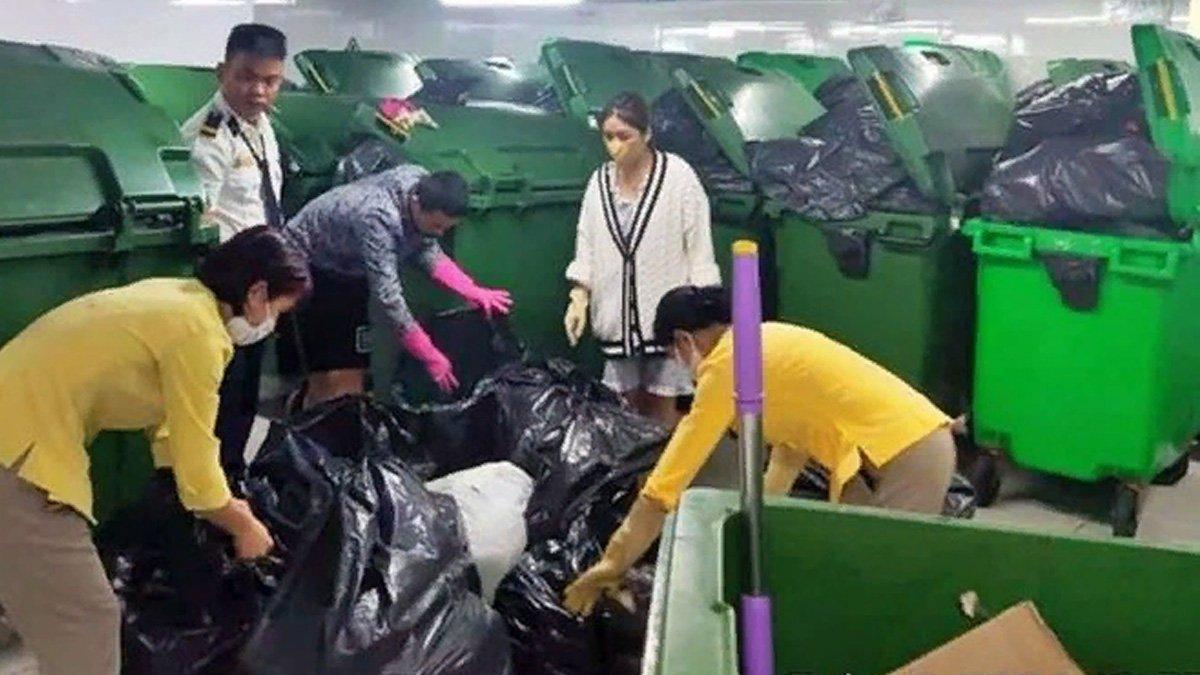 Seorang wanita sedang mencari perhiasan yang tak sengaja terbuang.