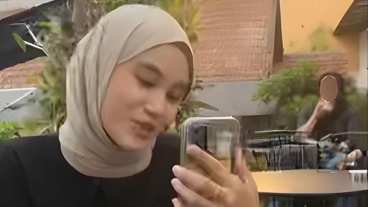 Seorang wanita sedang video call pacarnya.