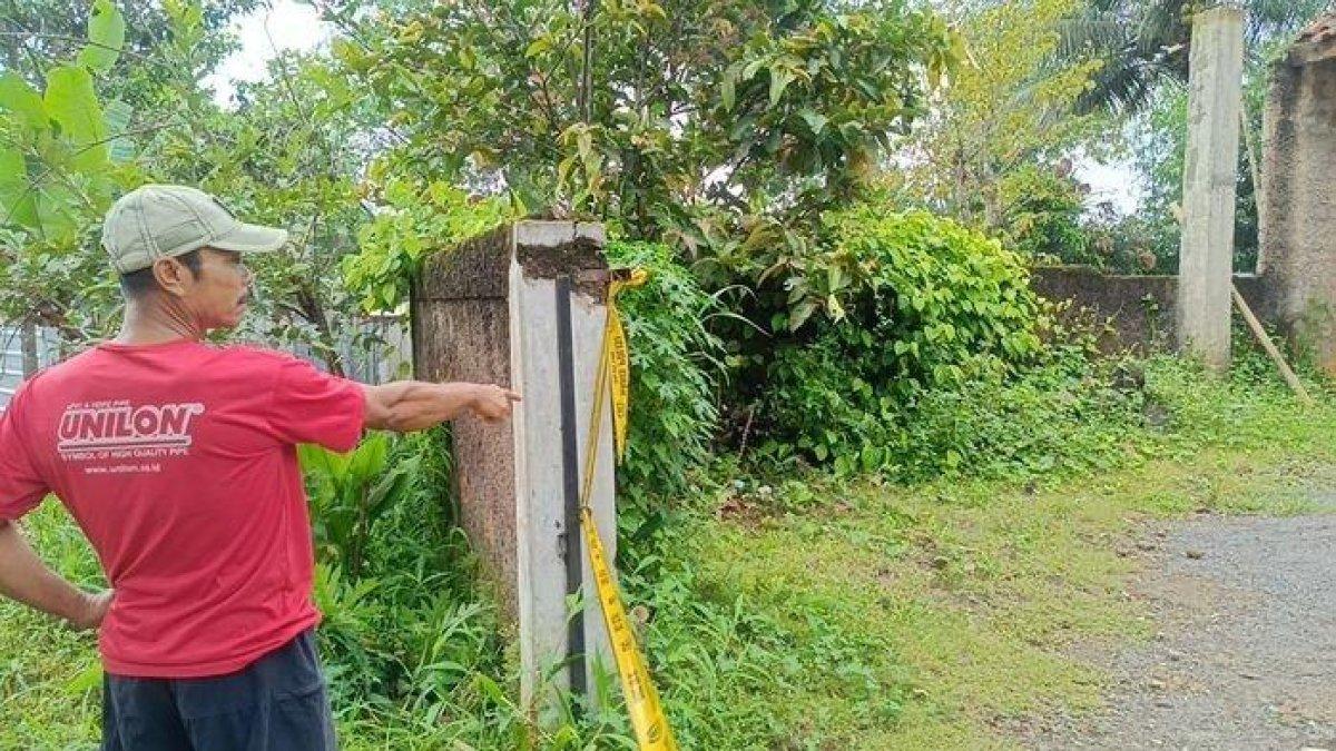 Seorang warga menunjukkan lokasi pembunuhan di Kampung Babakan Bandung, Desa Hegarmanah, Kecamatan Karangtengah, Kabupaten Cianjur. Peristiwa terjadi pada Selasa (12/3/2024) dini hari.