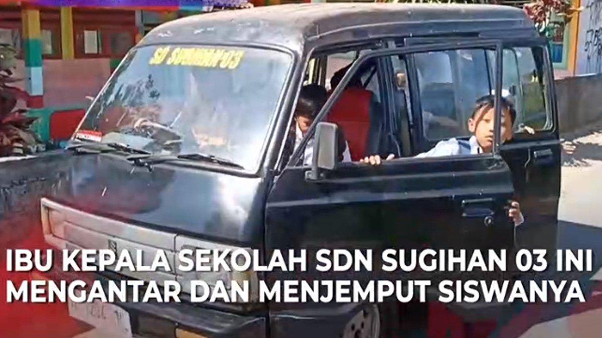 Septina Ika Kadarsih, Kepala Sekolah SD Negeri Sugihan 3, menyetir mobil antar jemput sekolah