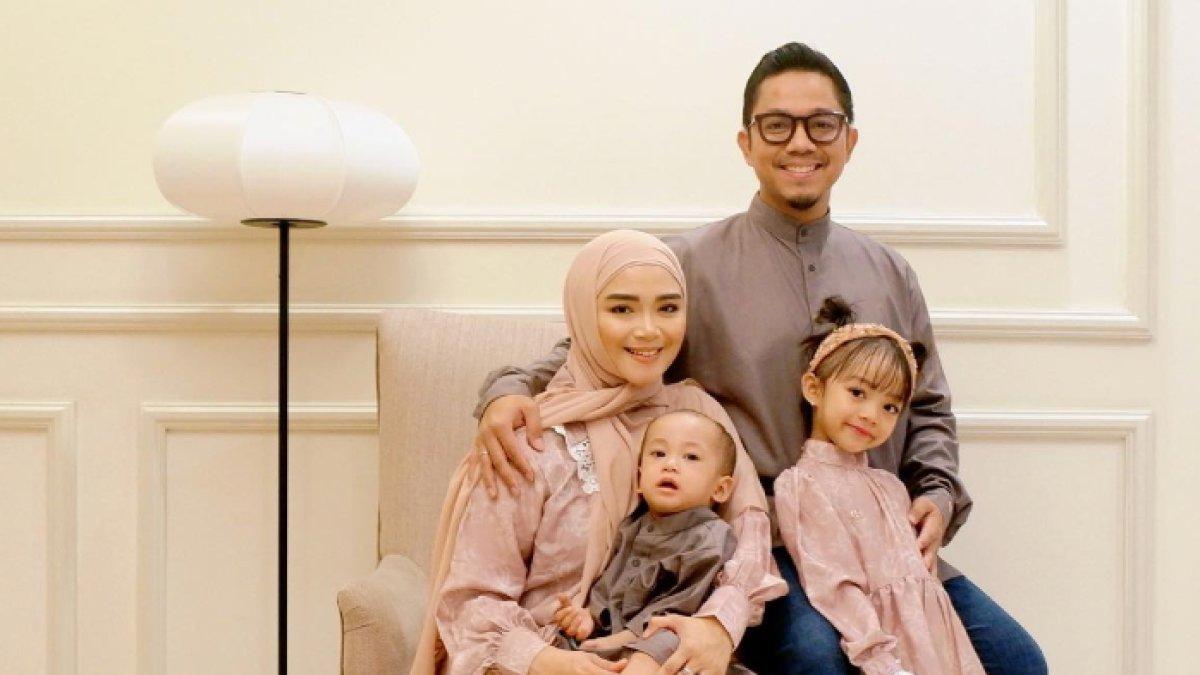Sheza Idris bersama suaminya Surya Ibrahim, dan dua anaknya