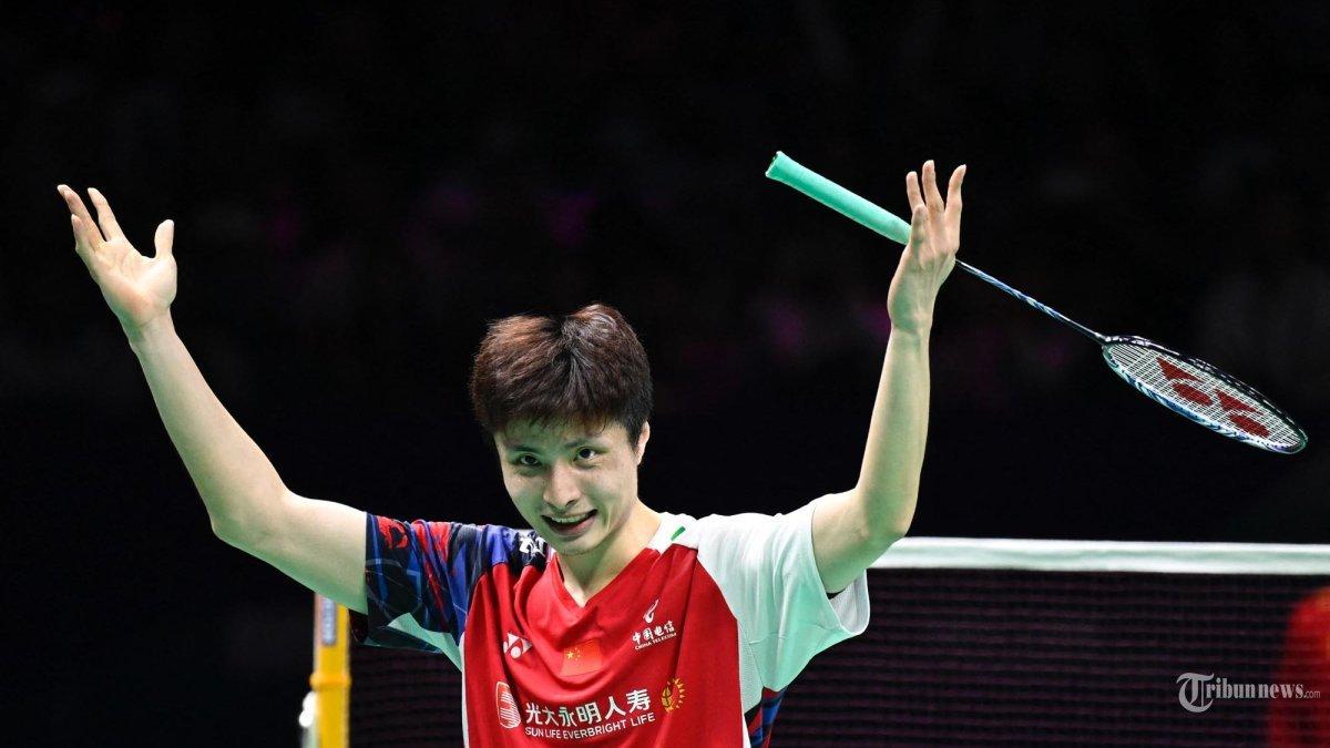 Shi Yuqi dari Tiongkok merayakan kemenangannya melawan Anthony Sinisuka Ginting dari Indonesia pada final tunggal putra turnamen bulu tangkis Piala Thomas dan Uber di Chengdu, di provinsi Sichuan barat daya Tiongkok pada 5 Mei 2024.