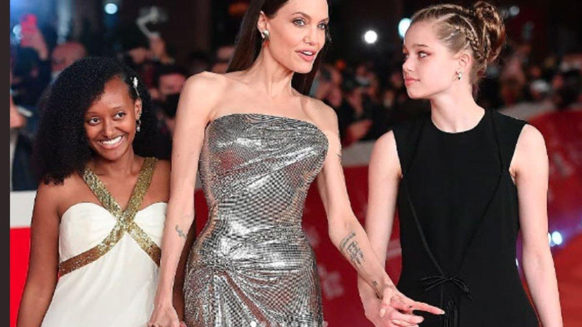 Shiloh menemani ibunya di red carpet bersama saudarinya yang lain, Zahara.