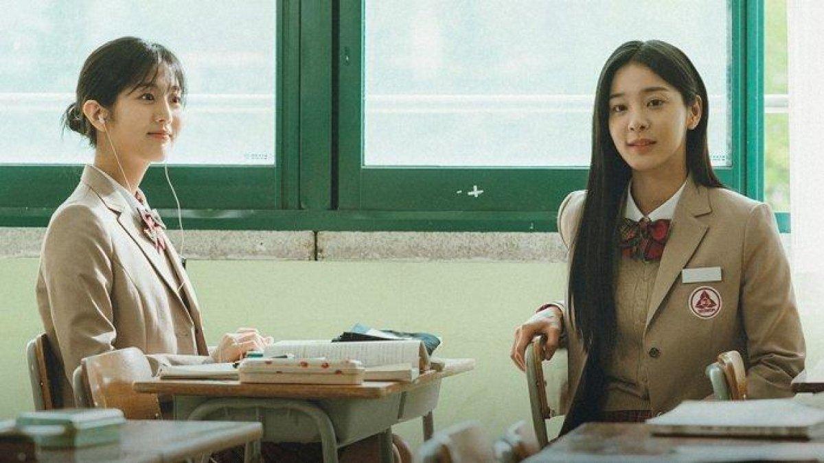 Shin Eun Soo sebagai Chung Ah (kiri) dan Seol In Ah sebagai Se Kyung (kanan) di Drama Korea Twinkling Watermelon