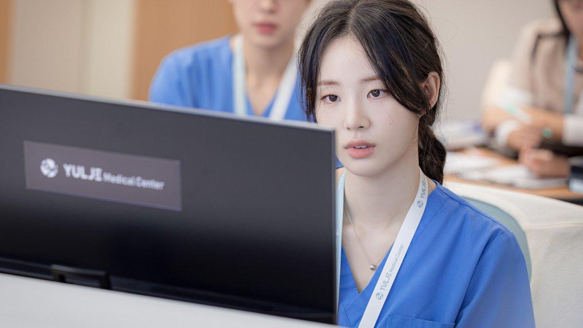 Shin Si Ah memerankan karakter Pyo Nam Kyung dalam drakor Resident Playbook.