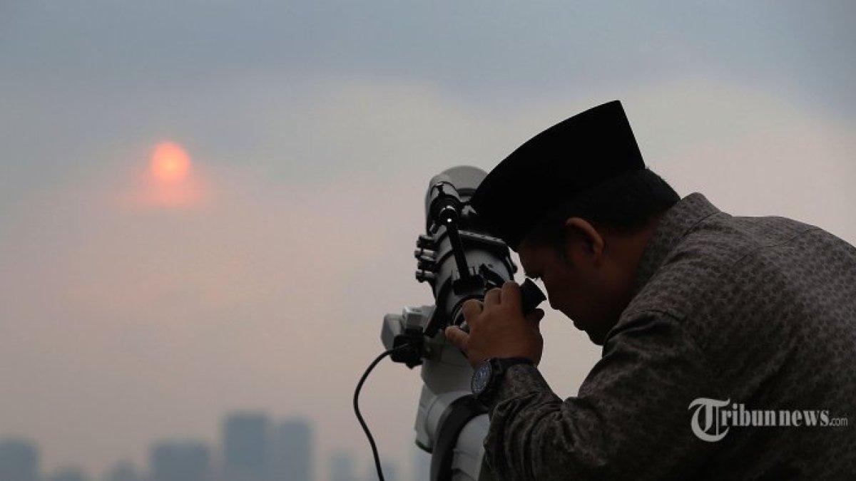 AGENDA SIDANG ISBAT - Petugas memantau hilal di area pemantauan hilal Kantor Wilayah Kementerian Agama DKI Jakarta, Jakarta Timur, Kamis (20/4/2023). Sidang isbat penetapan 1 Ramadan 1446 H dipimpin oleh Menteri Agama.