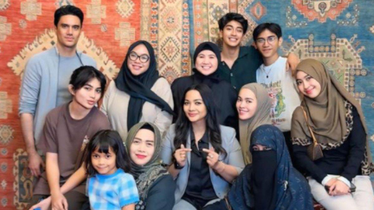 Dari empat wanita yang diisukan dekat dengan Abidzar, hanya Sintya Marisca yang tampaknya menarik perhatian Ummi Pipik.