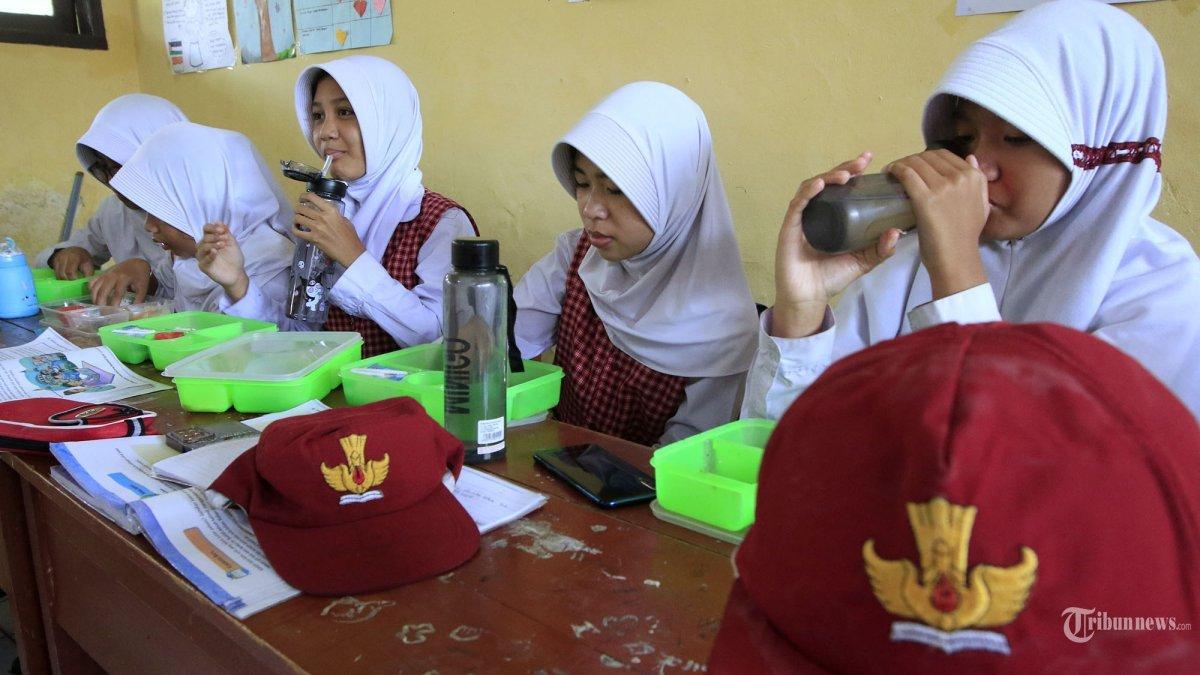 Siswa menyantap makanan bergizi gratis saat jam istirahat di SDN 173 Neglasari, Kelurahan Sadangserang, Kecamatan Coblong, Kota Bandung, Jawa Barat, Senin (25/11/2024).