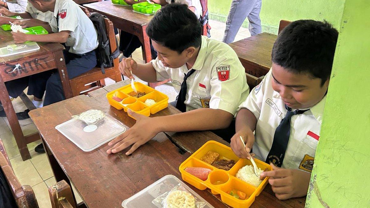 MGB DI KLATEN - Siswa-siswi SMP Negeri 4 Klaten menikmati menu makanan program uji coba program makan bergizi gratis yang digagas Pemkab Klaten, pada Selasa (18/2/2025).
