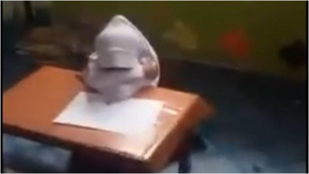 Siswi SD duduk di pojokan pakai meja kecil.