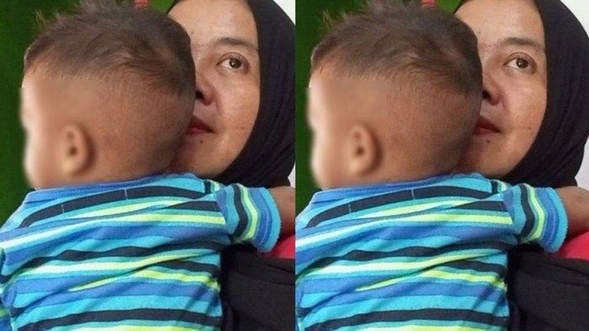 Siti Maulia (37), ibu dari bayi yang tertukar sedang menggendong bayi tersebut di rumahnya Kampung Mekar Jaya, Desa Cibeuteng, Kecamatan Ciseeng, Kabupaten Bogor, Jawa Barat, Jumat (11/8/2023).