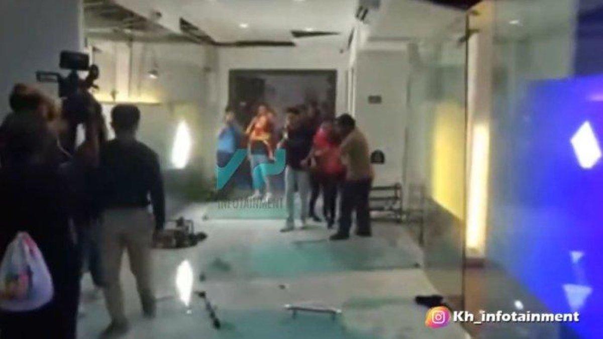Situasi di dalam gedung kantor baru Baim Wong yang roboh.