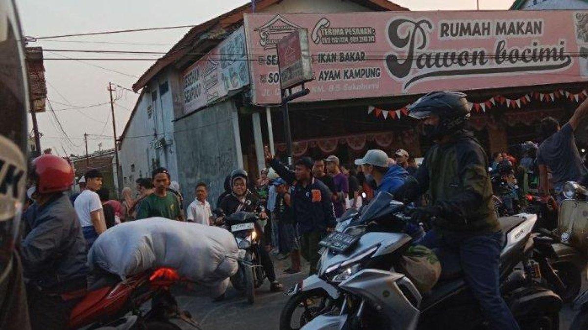 Situasi saat korban dievakusi dari bawah mobil akibat terlindas truk pada kecelakaan maut di Kampung Cikukulu, Desa Cisande, Kecamatan Cicantayan, Kabupaten Sukabumi, Minggu (3/8/2023).