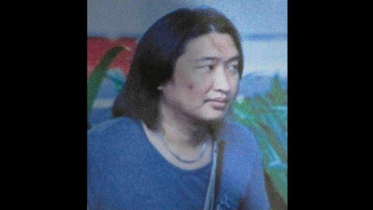Situs interpol menampilkan foto Fredy Pratama, buronan narkoba kelas kakap. Dalam situs interpol, tertulis identitas dan satu buah foto Fredy berambut panjang.