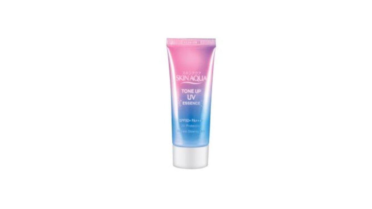 SUNSCREEN ANTI KUSAM - Foto produk Skin Aqua UV Tone Up Essence, diolah dari femaledaily.com, Selasa (3/6/2025). Berikut rekomendasi sunscreen anti kusam.