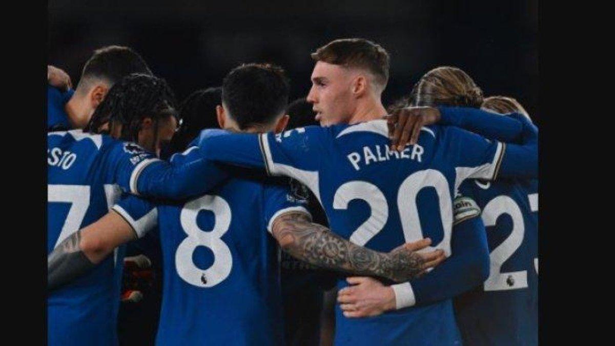 Skuad Chelsea bersiap sebelum pertandingan dimulai.