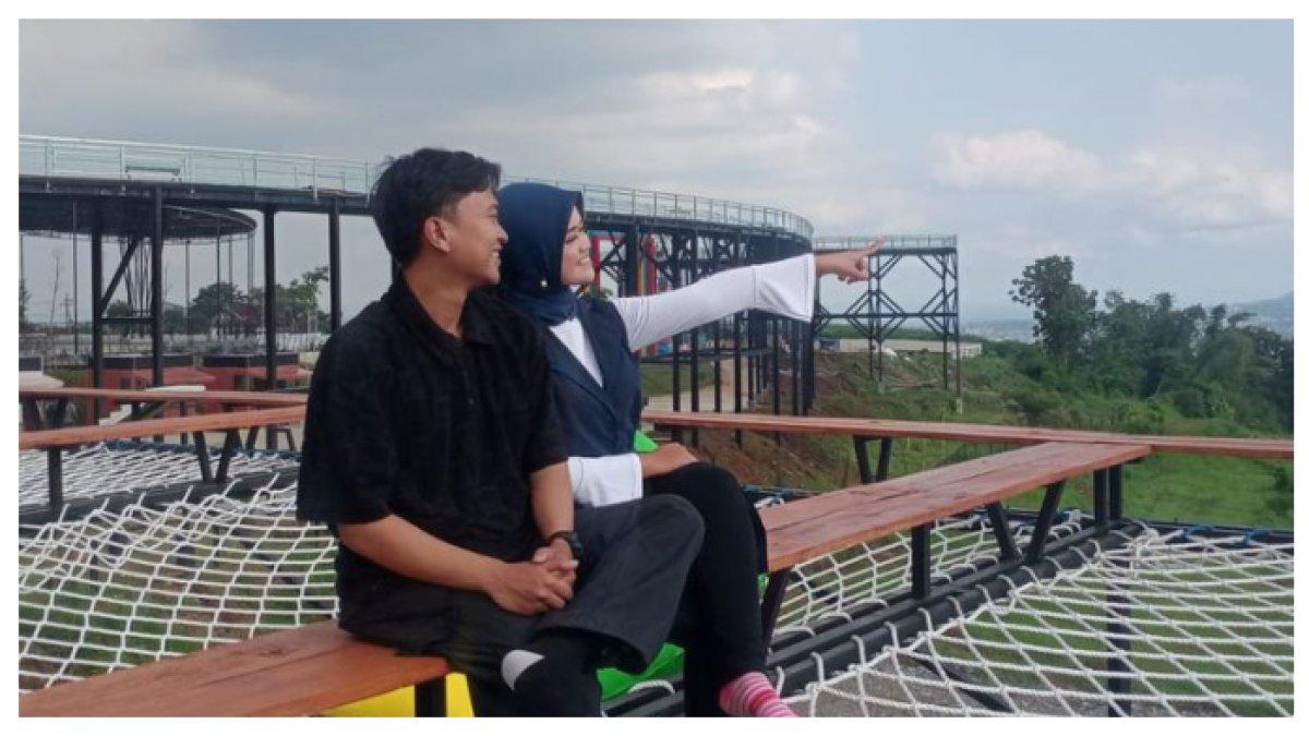 MALANG SKYLAND - Malang Skyland, destinasi wisata di Karangploso, Kabupaten Malang, menawarkan pemandangan menakjubkan dan spot Instagramable untuk liburan seru.