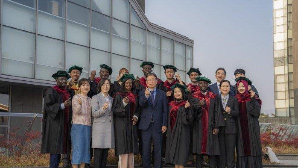 Slamet Supriyadi, mahasiswa asal Majalengka yang jadi lulusan terbaik bersama perwakilan student council dan dosen PSPS Yeungnam University, Kota Gyeongsan, Korea Selatan, belum lama ini.
